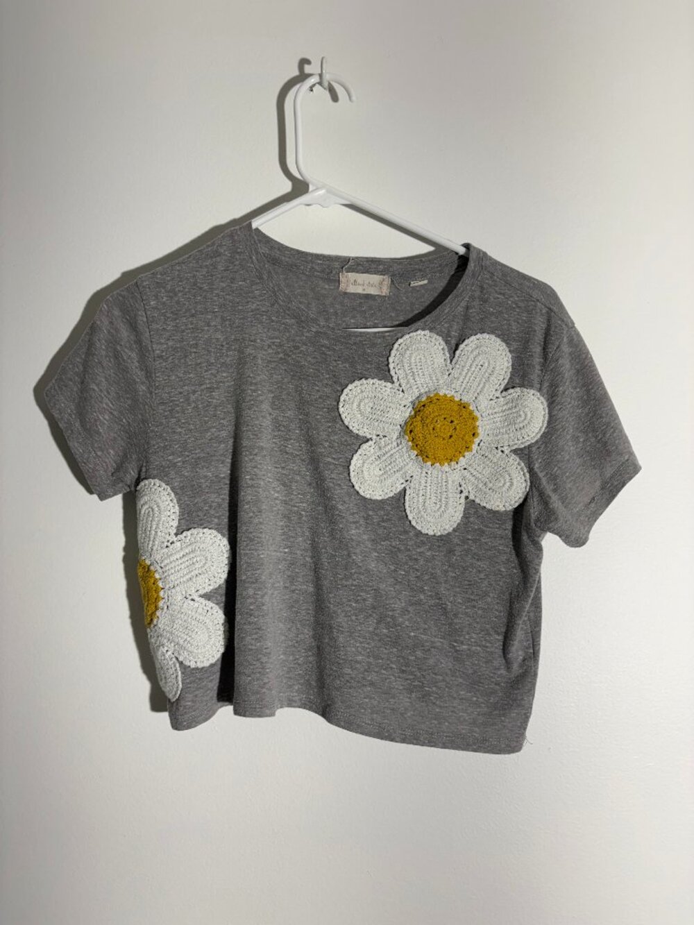 Altar'd State Gray Daisy Crochet Crop Top Tee Short Sleeve Flower Power M